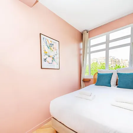 Designer & Air-conditioned 2br, 17 Apartment