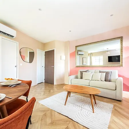 Designer & Air-conditioned 2br, 17 Apartment Paris